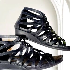 Earth sandals 9 genuine, leather gladiator sandal with back zipper.